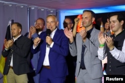 Кандидати від партії «Альтернатива для Німеччини» (AfD) на посаду прем'єр-міністра землі Лейф-Ерік Гольм та Енріко Шульт виходять на сцену після оголошення перших результатів виборів у землі Мекленбург-Передня Померанія, Німеччина, 20 вересня 2026 року