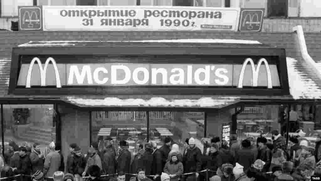 Ogromne gužve ispred prvog McDonald's-a u Moskvi na Puškinovom trgu tokom otvaranja 31. januara 1990. 
