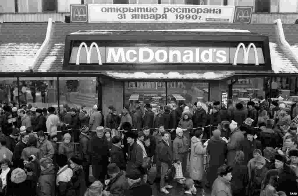 Толпы людей выстроились у первого в Москве ресторане McDonald&#39;s на Пушкинской площади в день открытия. 31 января 1990 года.