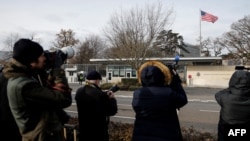 خبرنگاران در برابر دفتر حافظ منافع آمریکا در شهر ژنو، روز یک‌شنبه