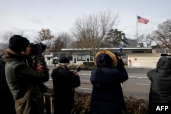 Novinari se ispred Misije SAD u Ženevi, 23. novembra 2025. godine