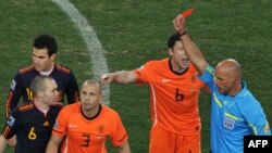 Ховард Уэбб (справа) во время финала ЧМ-2010, Йоханнесбург, 11 июля 2010
