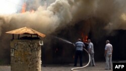 После артобстрелов жителям Луганска остается только тушить пожары