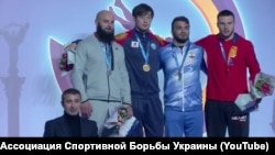Үзүр Жусупбеков (солдон экинчи) алтын медаль тагынды. Киев шаары, Украина. 2021-жылдын 27-февралы