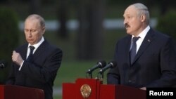 Vladimir Putin ocupat să omoare un țînțar în timpul conferinței de presă cu Al. Lukașenka la reședința acestuia de la Zaslavl lîngă Minsk