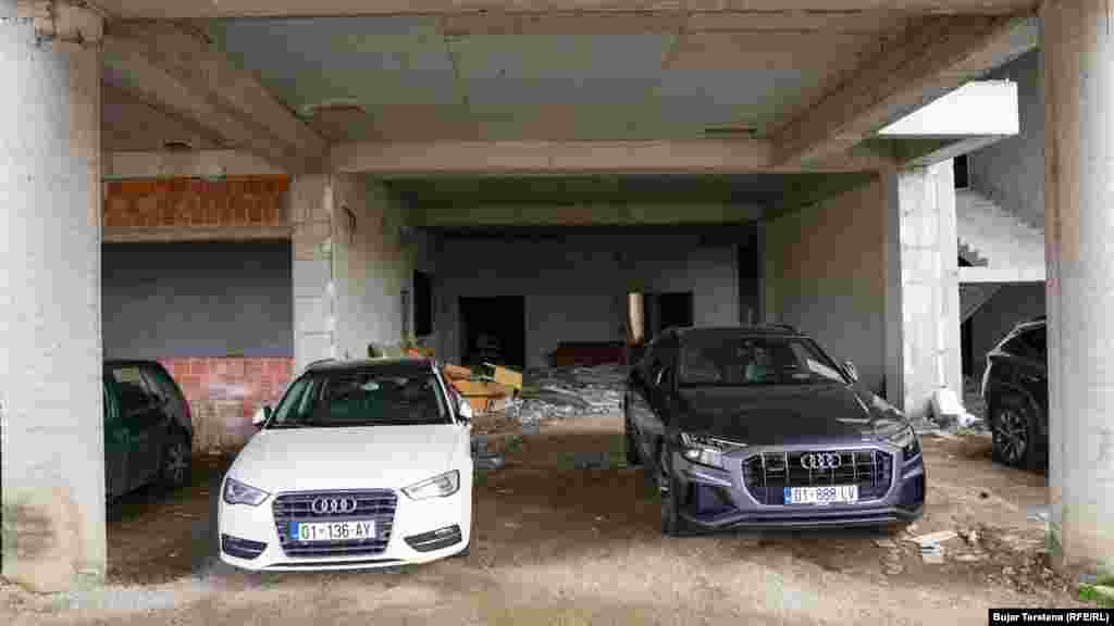 Shihet se dikujt objekti i shërben edhe për pakim veturash.