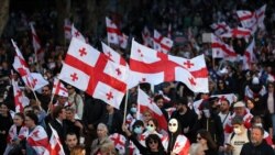 Diňle: Tbiliside dartgynlylyk dowam edýärkä gürji lideri Günbataryň tarapdarlarynyň tussag ediljegini duýdurdy