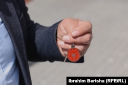 Emblema e UÇK-së, e vendosur në çelësat e Ruzhdi Oranës.