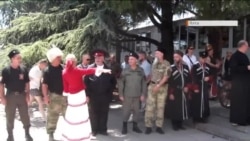 На открытии казачьей ярмарки в Ялте священник освятил шашки и ножи (видео)
