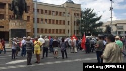 Противниците на Договорот со Грција почнаа да се собираат за протестот закажан пред Собранието