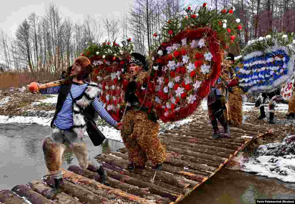 Banorët lokalë të veshur me kostume gjatë festimeve për festën tradicionale Mlanka, që festohet në ditën e Shën Bsilit dhe Shën Melanisë në Kranoilsk të Ukrainës më 14 janar. (Reuters/Pavlo Palamarchuk)