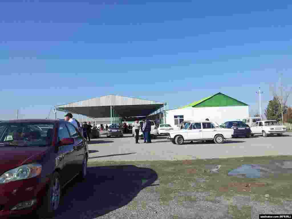 Gökdepe galasyna baran ýaşaýjylaryň awtoulaglary.