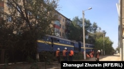Сошедший с рельсов тепловоз возле жилого многоквартирного дома. Актобе, 7 сентября 2017 года.
