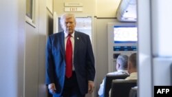 Američki predsednik Donald Tramp tokom leta iz Dovera, Delaver, za Majami, Florida, 7. marta 2026. godine.