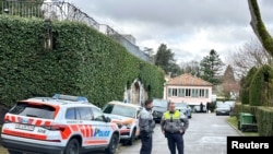 პოლიციელები გაეროში ომანის ელჩის რეზიდენციასთან, სადაც აშშ-ის და ირანის არაპირდაპირი შეხვედრის მეორე რაუნდი უნდა გამართულიყო. 17 თებერვალი, 2026 წელი 