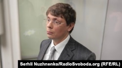 17 квітня Дмитро Крючков заявив, що директор НАБУ Артем Ситник отримав від компанії «Енергомережі», головою якої був Крючков, хабара у півмільйона доларів