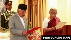Sušila Karki polaže zakletvu kao premijerka Nepala pred predsednikom te zemlje Ramčandrom Paudelom, Katmandu, 12. septembar 2025.