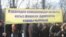 Намойиш иштирокчилари кўтариб олган бу ёзув ўзбекчага таржима қилинганда: "Исроиллик қонхўрларнинг қилиғи бошдан-оёқ фашизм, инсониятга қарши жиноятдир", деган маънони англатади.