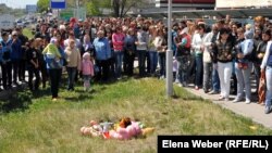Residents of Temirtau rally near the site where 2-year-old Yegor Khmil fell through an uncovered manhole and drowned.