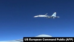 Су-27 приближается к американскому самолету.
