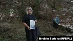 Lutfije Ademi Vokshi duke vizituar zonën gërmimit të varrit masiv, ku dyshohet se ishin edhe mbetjet mortore të vëllait të saj të zhdukur, Adem Ademi.