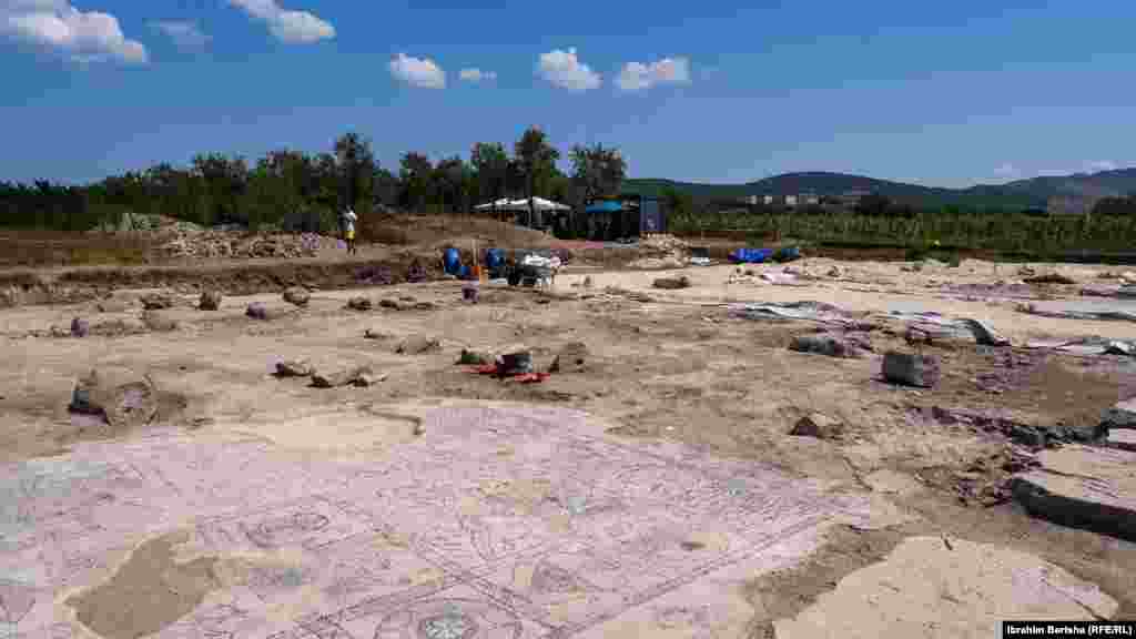 Otkriće novog natpisa na podu rimske bazilike u Arheološkom parku Ulpiana na Kosovu, 13. augusta 2025.