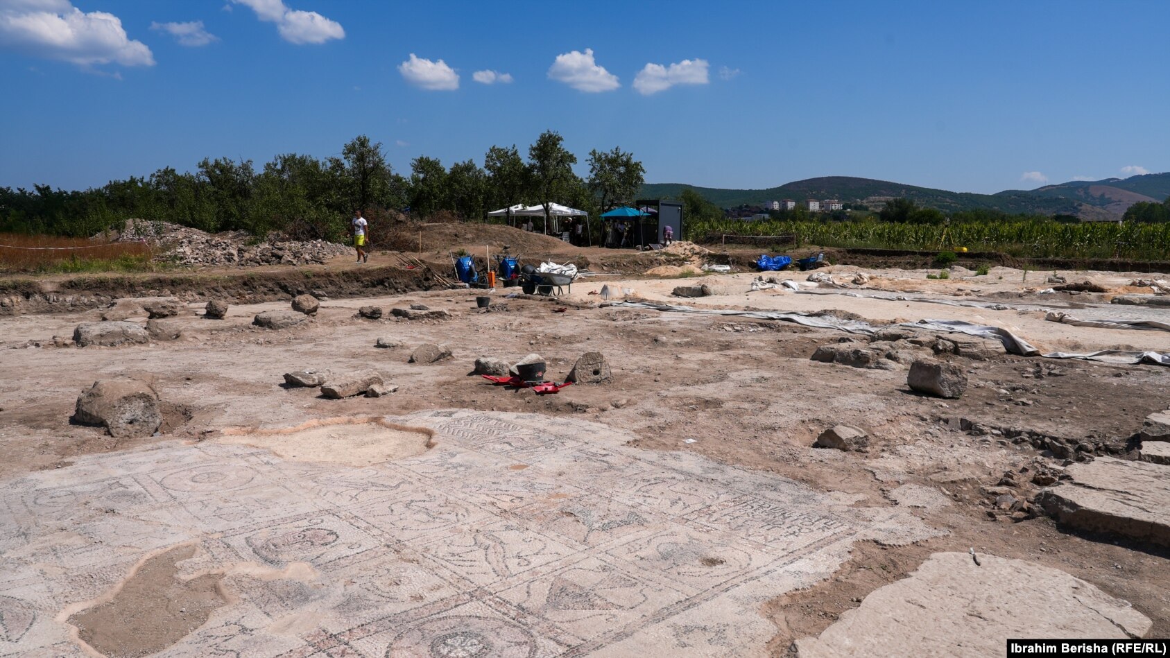 Hapësira ku po kryhen kërkime në dyshemenë e bazilikës në qytetin Justiniana Secunda.