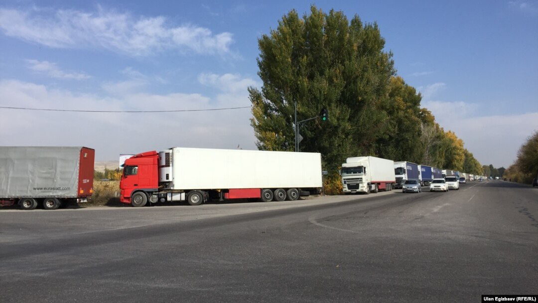 Қирғиз-Қозоқ чегарасида чегарадан ўтишга навбат кутиб турган автомобиллар сони баъзи кунларда 500 тадан ошиб кетди. 2017, 16 октябрда олинган сурат.