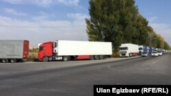 На казахско-кыргызской границе до сих наблюдается большое скопление грузовых автомобилей. 