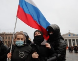 Учасчники митинга в в поддержку Алексея Навального в российском Санкт-Петербурге, 23 января 2021 года