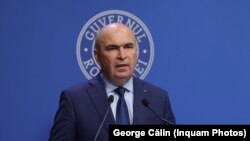 Premierul Ilie Bolojan propune o reducere a numărului de posturi din administrație care să ducă și plecarea efectivă a unor actuali angajați, nu doar la reducerea posturilor neocupate. 