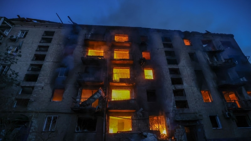 Le bilan de l'attaque par missiles et drones sur Kyiv s'élève à 18 morts ; l'UE promet de nouvelles sanctions