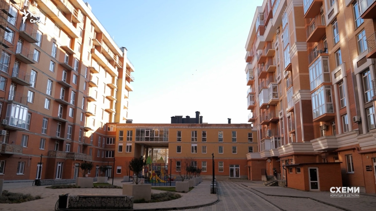 «Схеми» знайшли у родини топ-посадовця СБУ люксові автомобілі, коштовну нерухомість та комплекс відпочинку в Карпатах