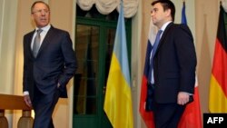 Министр иностранных дел России Сергей Лавров (л) и министр иностранных дел Украины Павел Климкин (п)