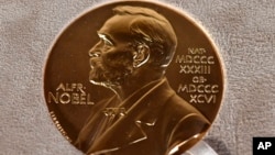 Pllaka Nobel që u ndahet laureatëve në fusha të ndryshme çdo vit.