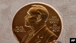Pllaka Nobel që u ndahet laureatëve në fusha të ndryshme çdo vit.