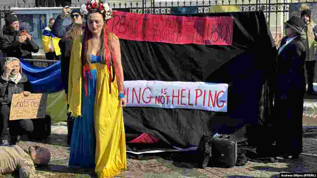 În fața Ambasadei Ucrainei, ucrainenii au jucat o scenetă prin care au arătat drama prin care trec familiile lor din cauza războiului, în care zeci de civili sunt uciși zilnic de dronele și rachetele rusești.