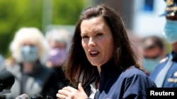 Gretchen Whitmer, Michigan állam kormányzója a sajtónak nyilatkozik 2020. május 20-án