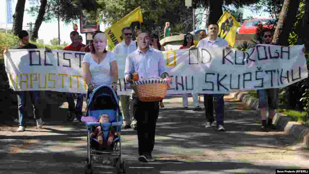 Crna Gora - Još jedan u nizu performansa u organizaciji NGO MANS, ovaj put ispred SNP-a, Podgorica, 15. juni 2012. Foto: RSE / Savo Prelević 