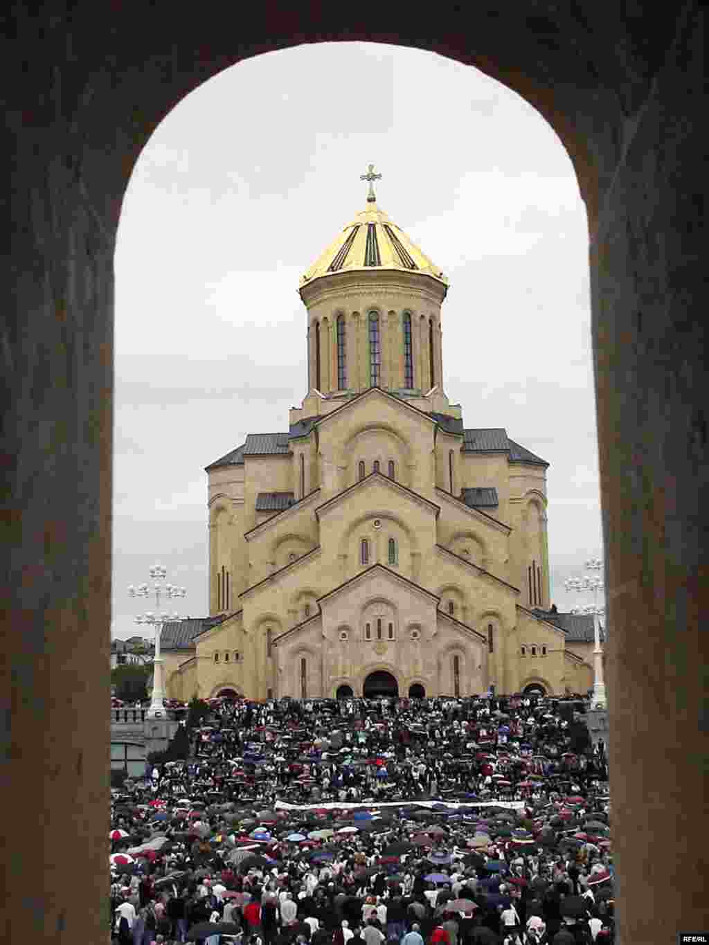 სამების ტაძართან - ოპოზიციის მომხრეები სამების ტაძრის ეზოში