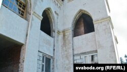 Некаторыя вокны палаца не адпавядаюць нэагатычнай стылістыцы