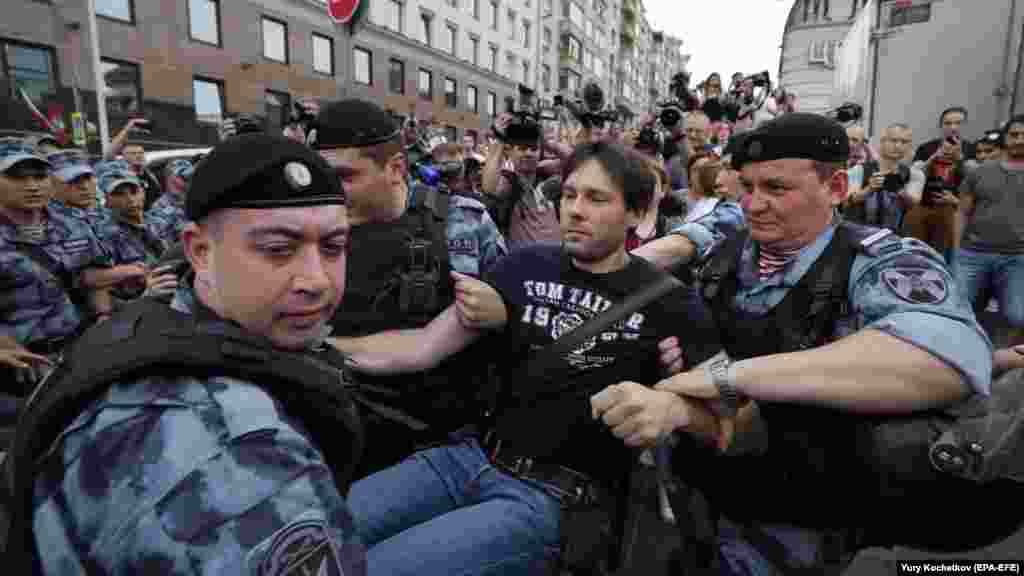 По оценке журналистов Настоящего Времени, сначала задержания не были жесткими, как на предыдущих акциях протеста