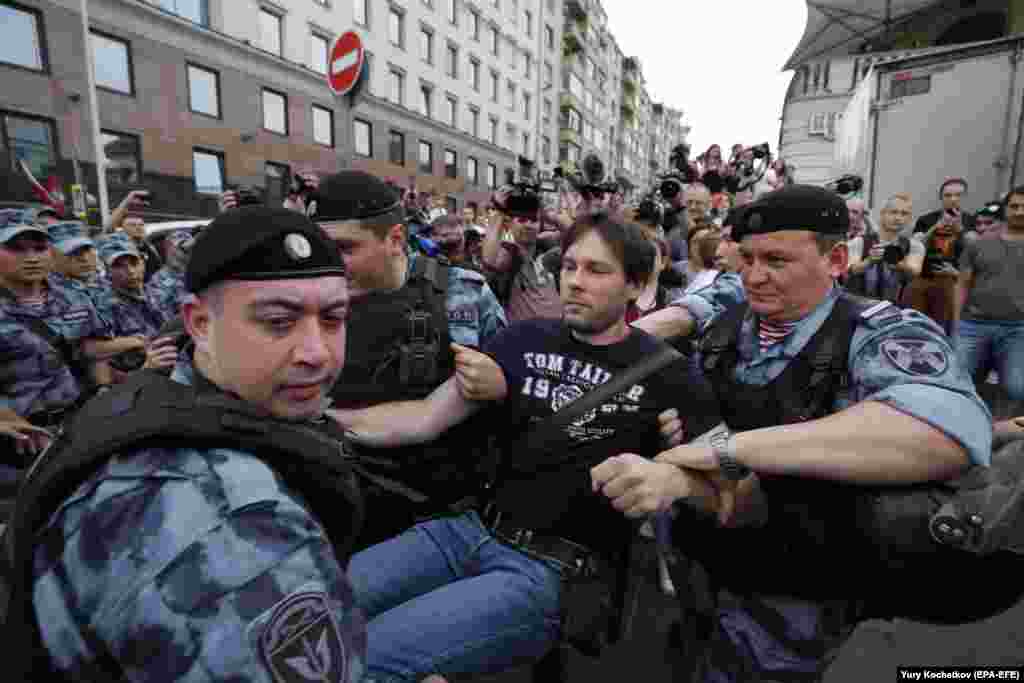 Паводле ацэнкі журналістаў тэлеканалу «Настоящее Время», спачатку затрыманьні не былі жорсткімі, як на папярэдніх акцыях пратэсту