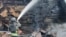 Рятувальники гасять пожежу, що виникла внаслідок російських ударів у Запоріжжі, 28 вересня 2026 року
