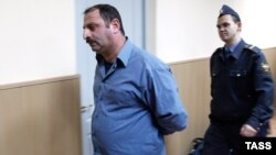 ჯემალ ნაკაიძე (მარცხნივ) სასამართლოში მიყვანისას