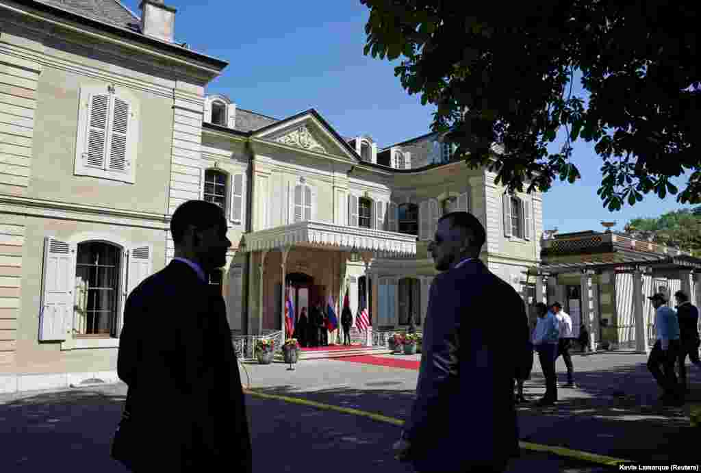 Вход в виллу Ла Гранж, где будут встречаться президенты России и США, утро 16 июня