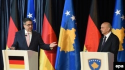 German Foreign Minister Sigmar Gabriel (left) and Kosovar Prime Minister Isa Mustafa in Pristina on April 13.