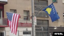 Američka i kosovska zastava na ulicama Prištine (foto-arhiva)