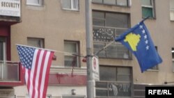 Zastave SAD i Kosova u Prištini 