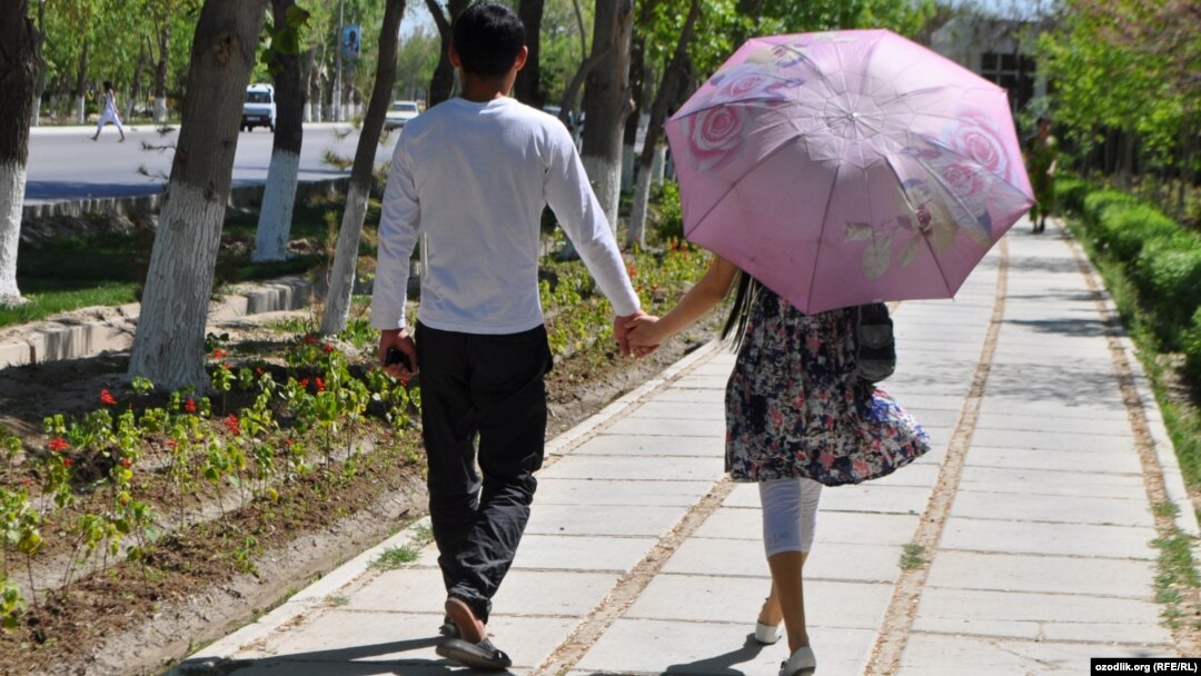 Yosh er-xotinning jinsiy aloqasi Yashirin kamera pornosi xonaga kirdi va u erda qolga tushdi